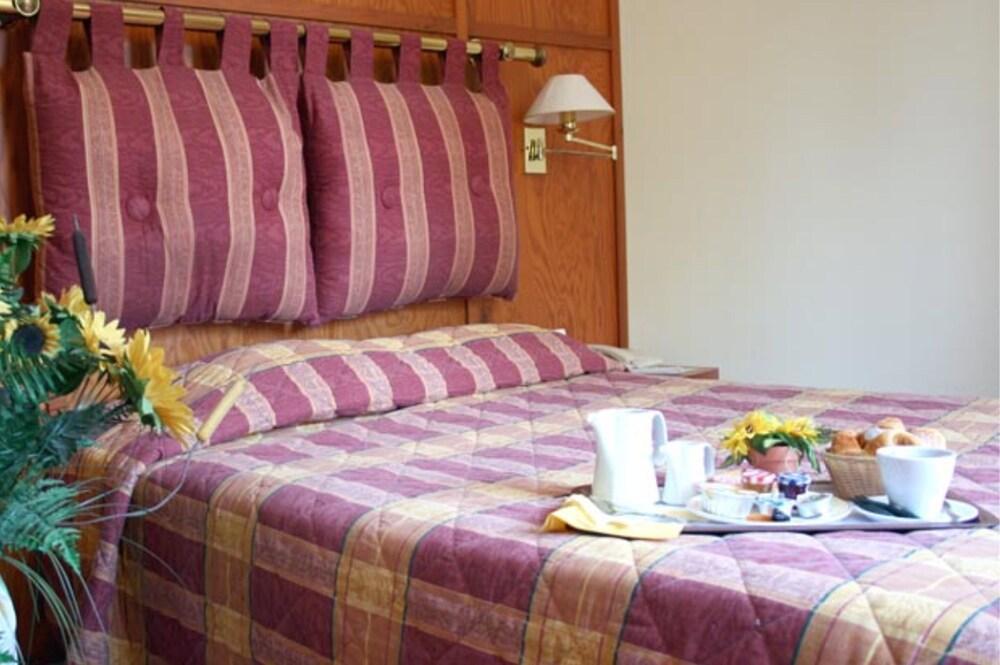 Les Colonnes Strasbourg Zenith Hotel Eckbolsheim Ruang foto