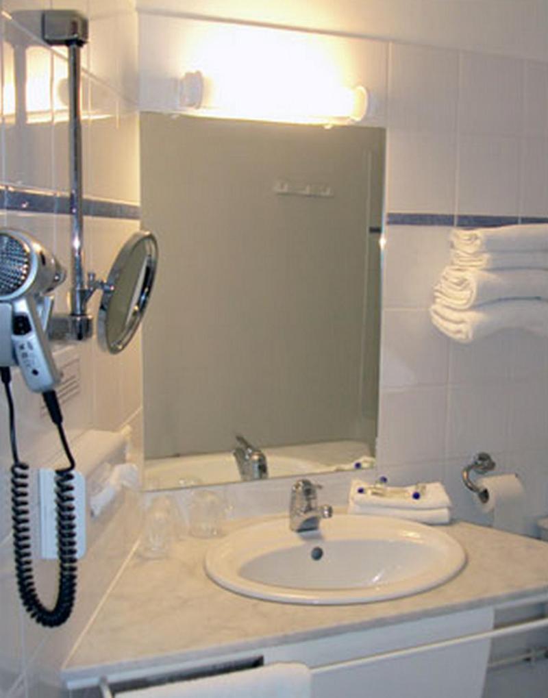 Les Colonnes Strasbourg Zenith Hotel Eckbolsheim Bagian luar foto