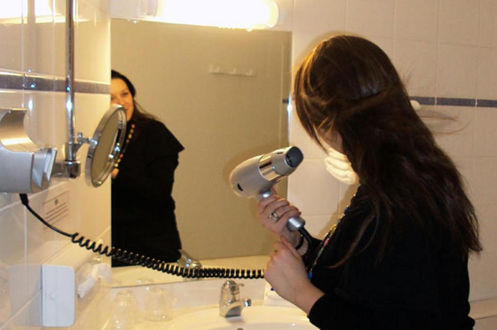 Les Colonnes Strasbourg Zenith Hotel Eckbolsheim Ruang foto